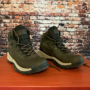 WORN TWICE WATERPROOF COLUMBIA HIKING BOOTS